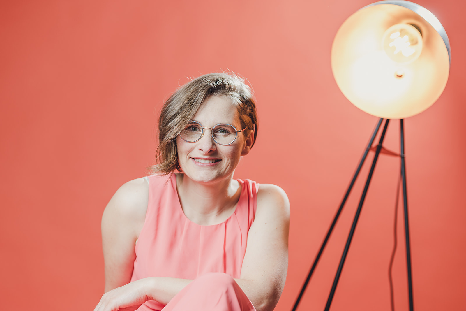 Marianne selbst im roten Kleid (21) Marianne lacht in die kamera sie schaut locker aus und mit sich selbst fein