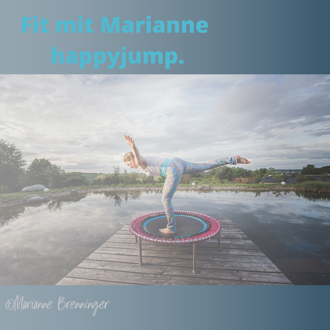 Startseite Marianne bellicon Waage Training Marianne steht in der Einbeinstand Waage Übung auf dem bellicon Minitrampolin und trainiert ihre Balance und innere Muskulatur. Sie ist auf einem Steg eines kleinen Sees und im Hintergrund ist Natur Bäume und Wiese zu sehen. Der Himmel blau mit Wolken und das Wetter ist sonnig
