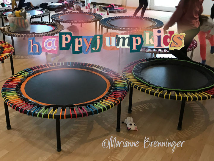 Es sind mehrere Kinder mit ihren füßen auf einem bellicon trampolin während einer kurssstund e von happyjump kids zu sehen die füße sind barfuß oder mit socken, denn die Kinder dürfen ganz unkompliziert auch barfuß mit dabei sein
